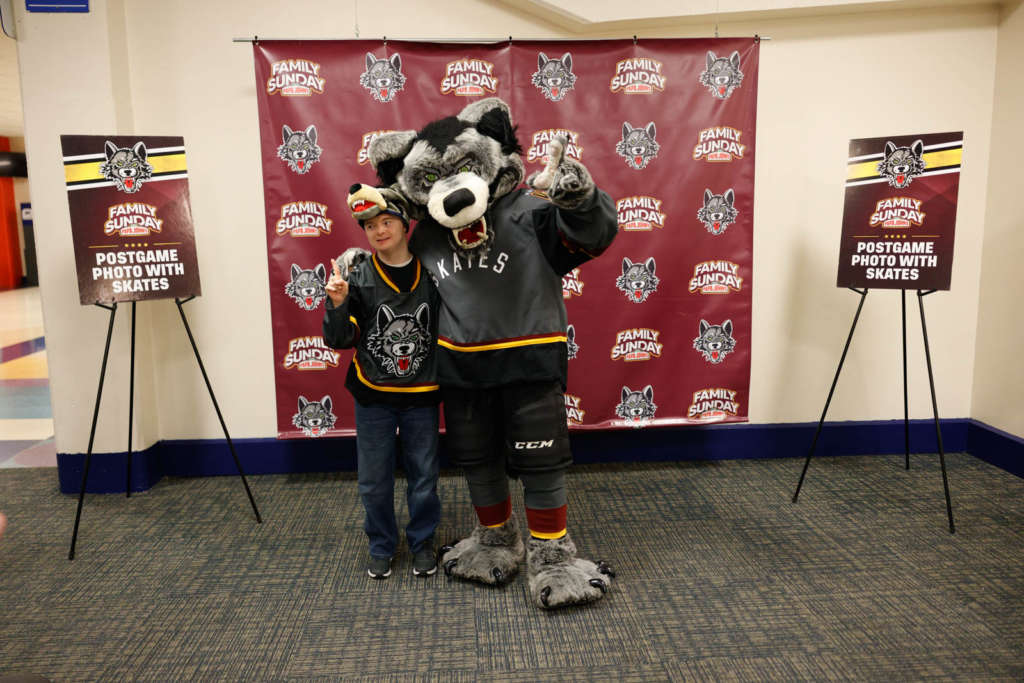 2005 CHICAGO WOLVES MASCOT "SKATES the WOLF" HOCKEY